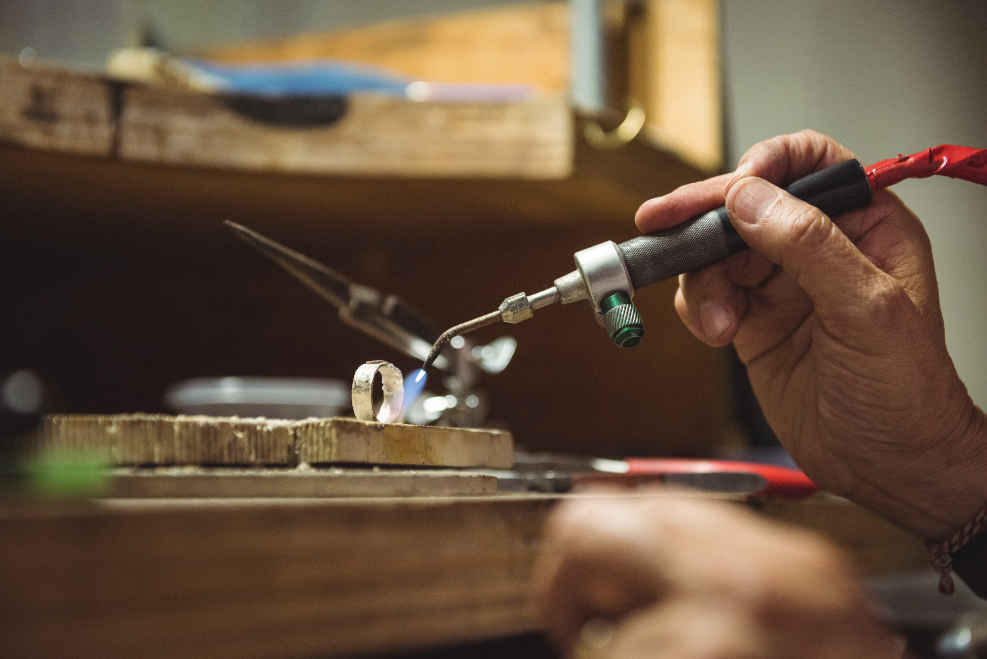 Jeweler soldering ring with handheld torch